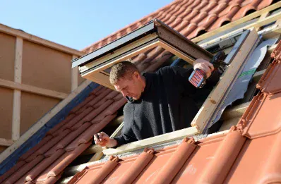 Pose de fenêtre de toit et velux par un couvreur à Mouliets-et-Villemartin